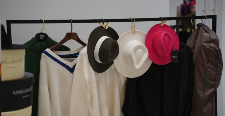 5 народных способов почистить одежду, которые работают лучше стирки