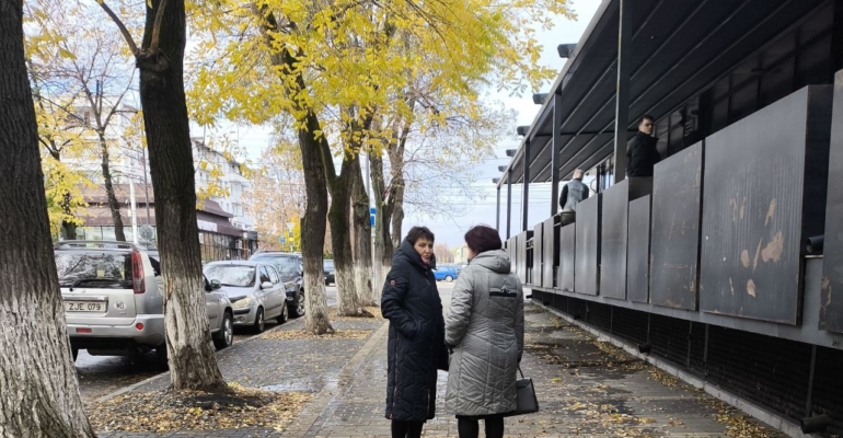 Проблема не в фигуре, а в пуховике: эти 5 ошибок делают даже стройных женщин объемными