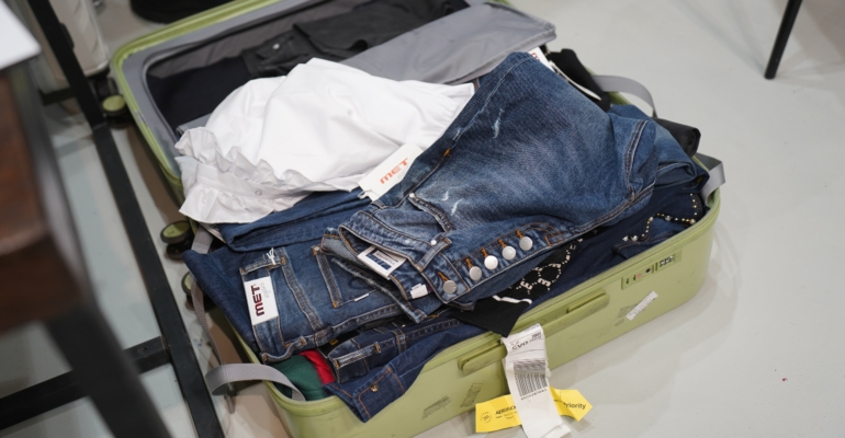 Что убрать из шкафа к 2026 году: как обновить базовый гардероб без лишних трат