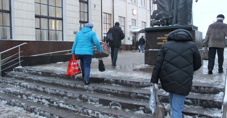 Нашла дешевый и гениальный способ ходить по льду уверенно