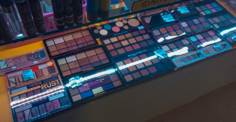 Визажисты не используют эти тени — вот почему и как выглядеть моложе и дороже