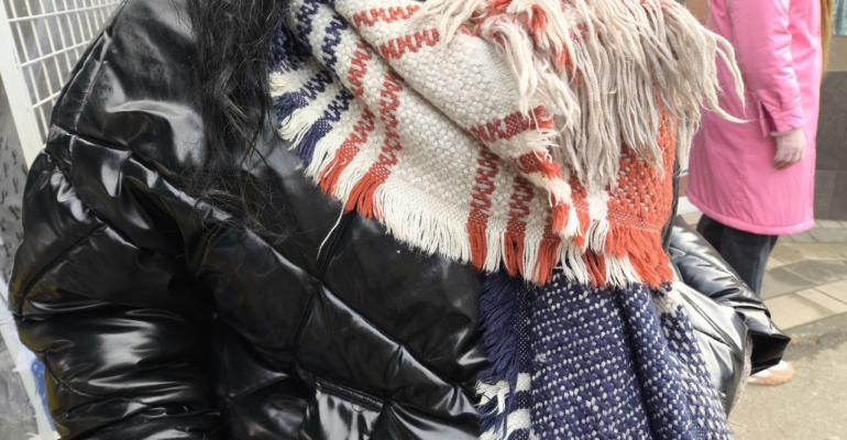 Шарф в тон пальто: простой трюк, который сделает зимний образ элегантным