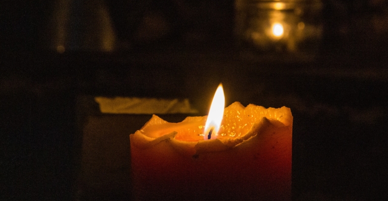 О чём шепчет пламя: как по горящей свече читали знаки судьбы на Руси