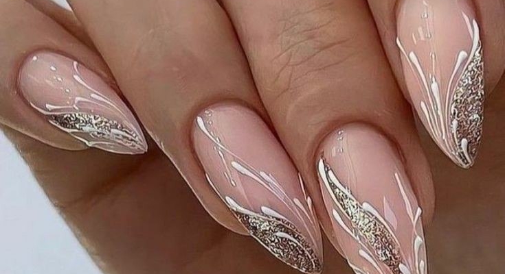 10 эффектных, но сдержанных дизайнов зимнего маникюра