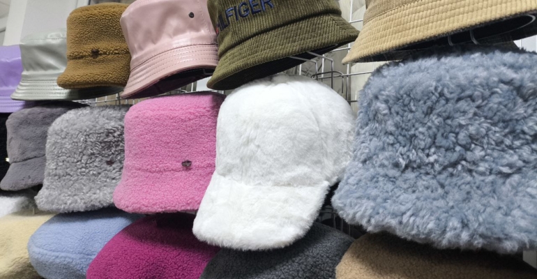 Модные образы зимы-2026 — головные уборы родом из бунтарских нулевых