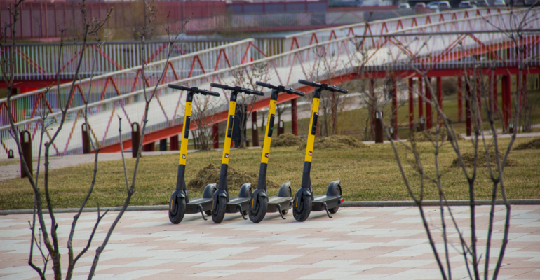 Урбанист Зотов: Электромопеды намного опаснее электросамокатов